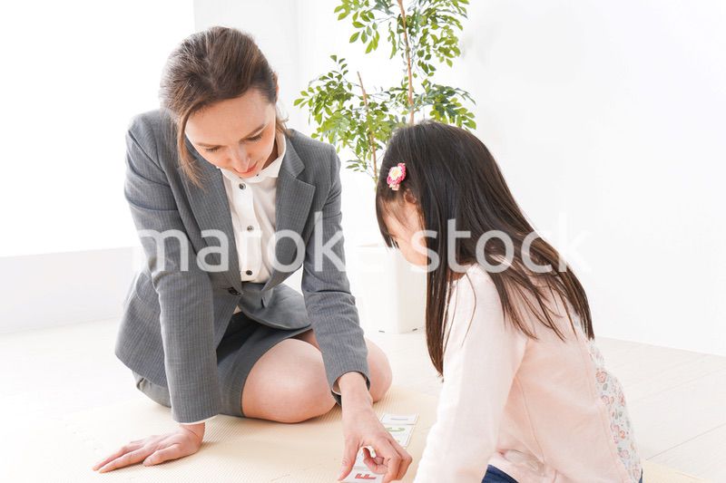 ネイティブスピーカーと英語を勉強する子ども