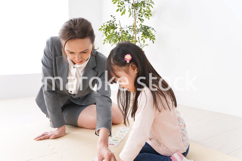 英語教室でネイティブ教師の授業を受ける子ども