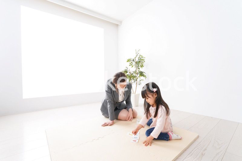 英語教室でネイティブ教師の授業を受ける子ども