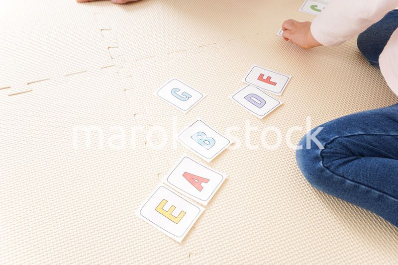 英語教室でネイティブ教師の授業を受ける子ども