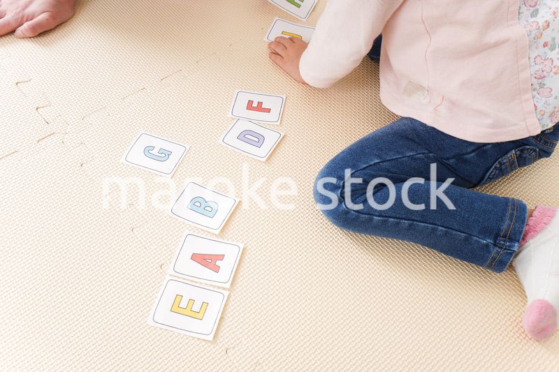 ネイティブスピーカーと英語を勉強する子ども