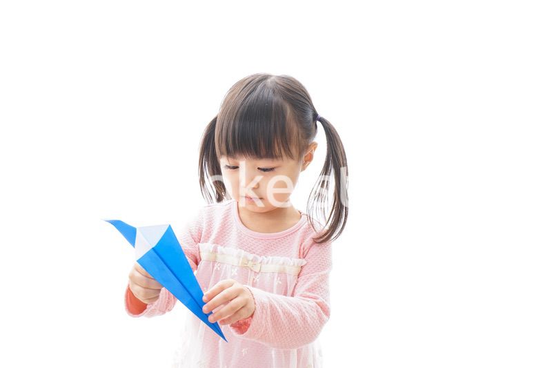 紙飛行機を飛ばす子ども_旅行イメージ