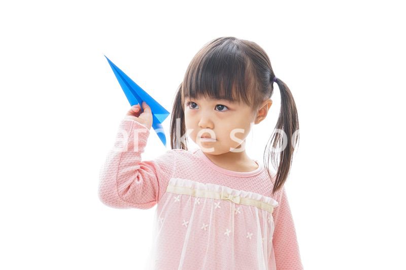 紙飛行機を飛ばす子ども_旅行イメージ