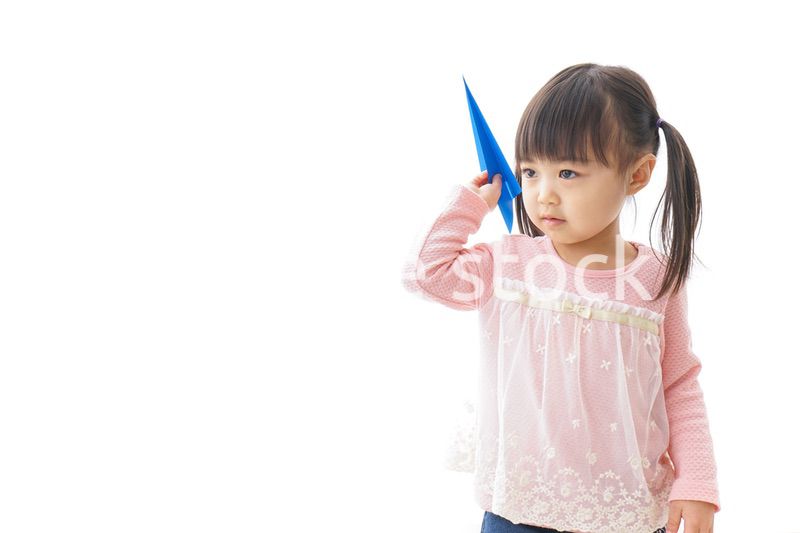 紙飛行機を飛ばす子ども_旅行イメージ