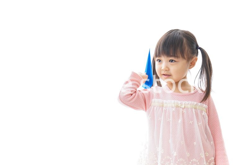 紙飛行機を飛ばす子ども_旅行イメージ