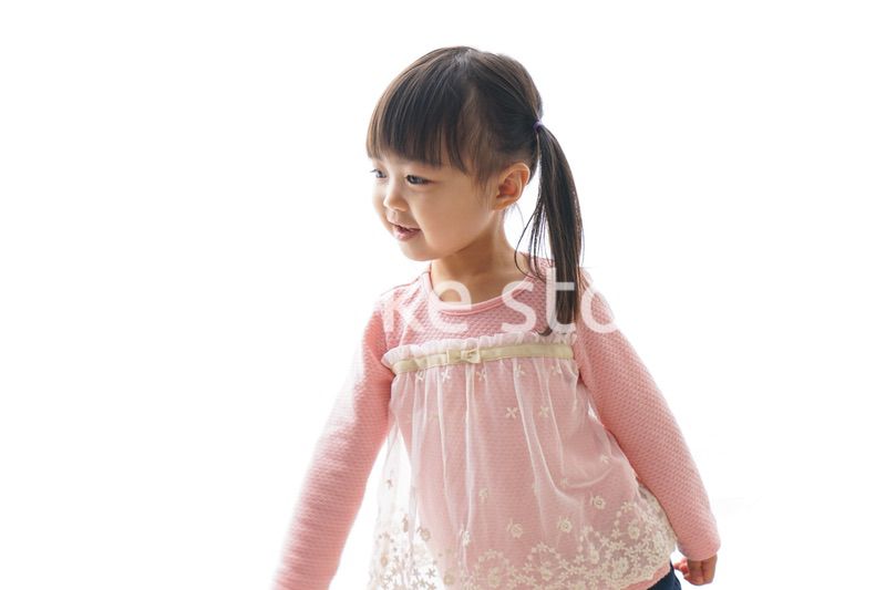 紙飛行機を飛ばす子ども_旅行イメージ