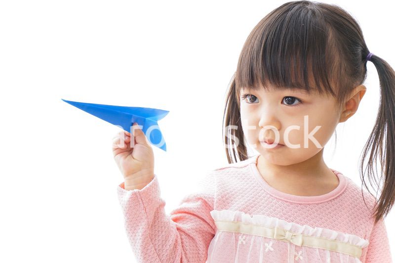 紙飛行機を飛ばす子ども_旅行イメージ