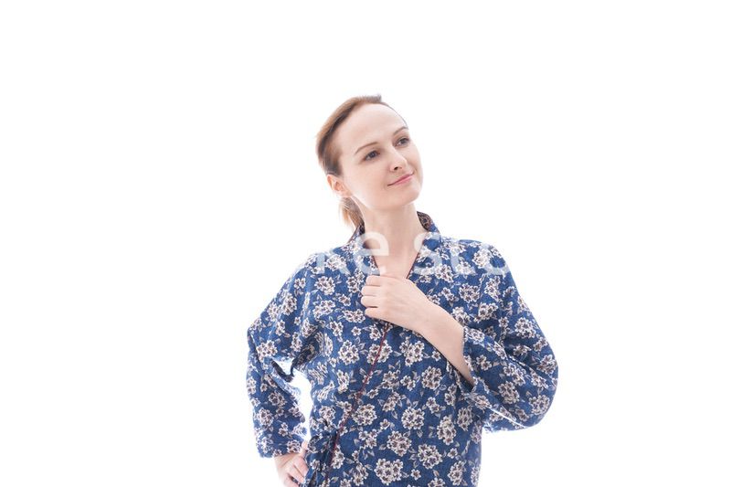 着物を着た外国人の若い女性