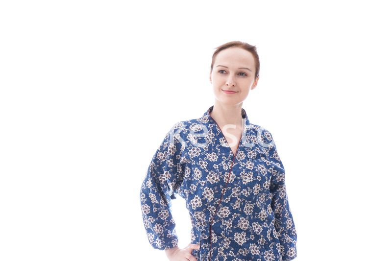 着物を着た外国人の若い女性