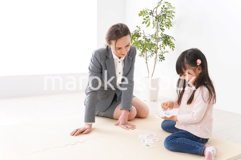 英語教室でネイティブ教師の授業を受ける子ども