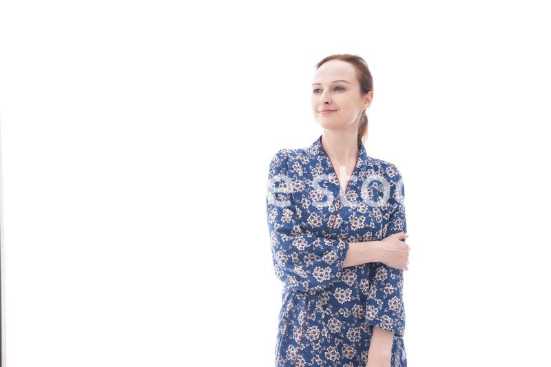 着物を着た外国人の若い女性