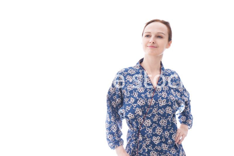 着物を着た外国人の若い女性