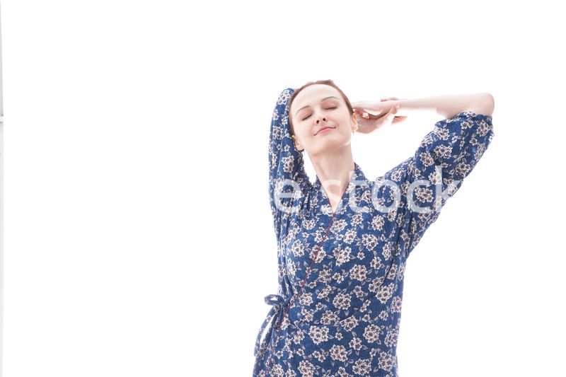 着物を着た外国人の若い女性