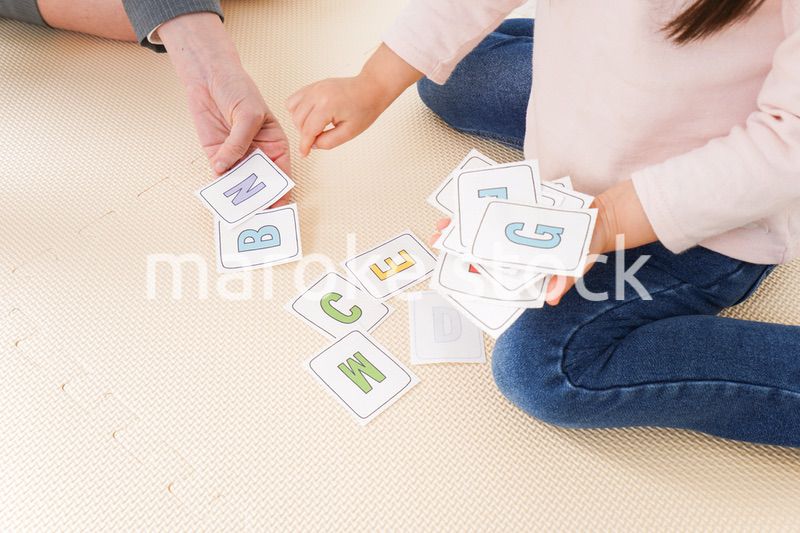 ネイティブスピーカーと英語を勉強する子ども