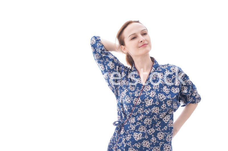 着物を着た外国人の若い女性