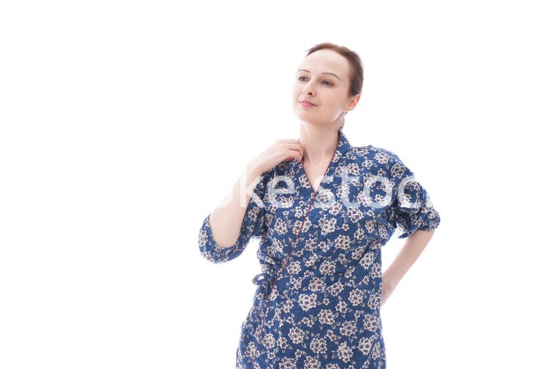 着物を着た外国人の若い女性