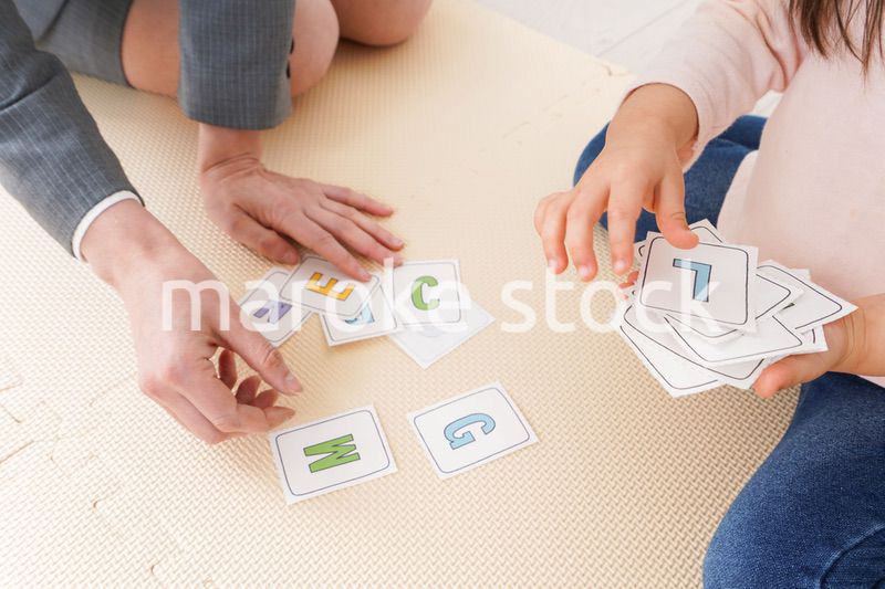 英語教室でネイティブ教師の授業を受ける子ども