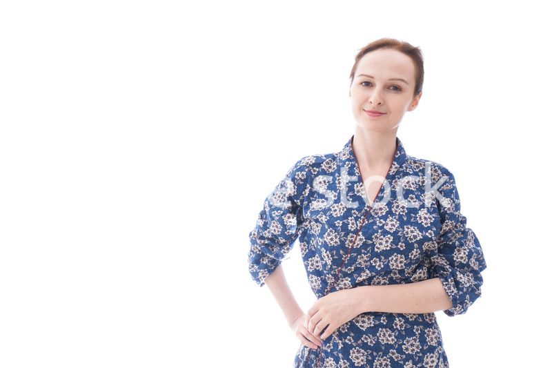 着物を着た外国人の若い女性