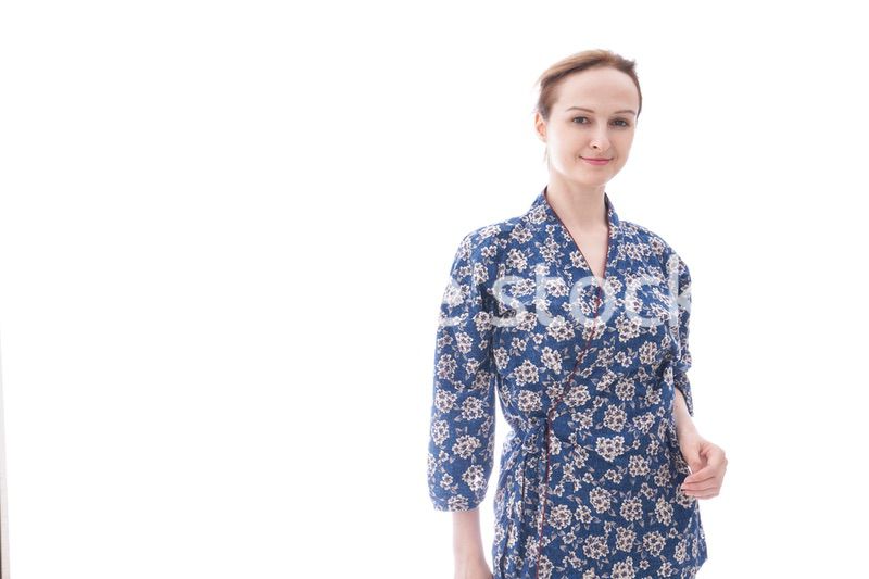 着物を着た外国人の若い女性