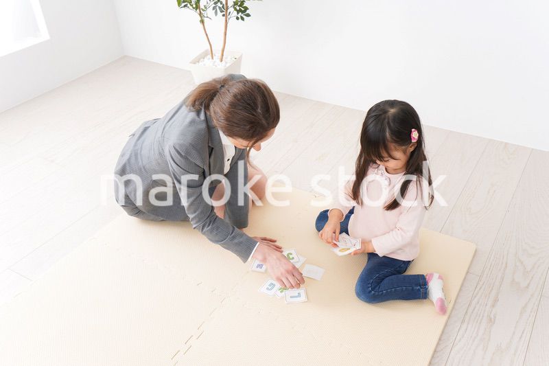 英語教室でネイティブ教師の授業を受ける子ども