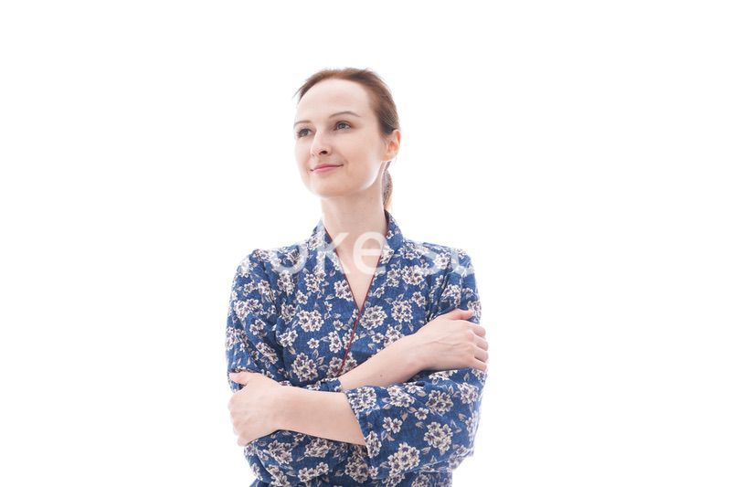 着物を着た外国人の若い女性