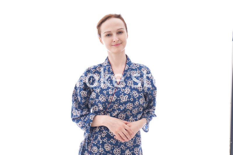 着物を着た外国人の若い女性