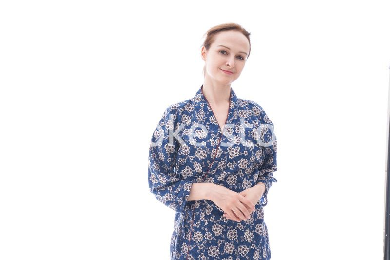 着物を着た外国人の若い女性