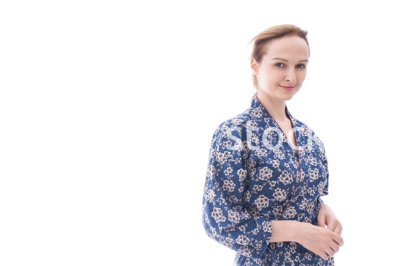 着物を着た外国人の若い女性