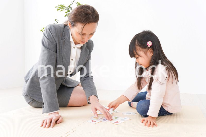 ネイティブスピーカーと英語を勉強する子ども