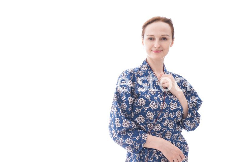 着物を着た外国人の若い女性