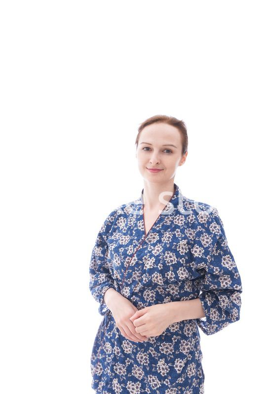 着物を着た外国人の若い女性