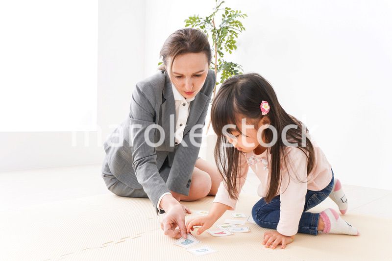 ネイティブスピーカーと英語を勉強する子ども