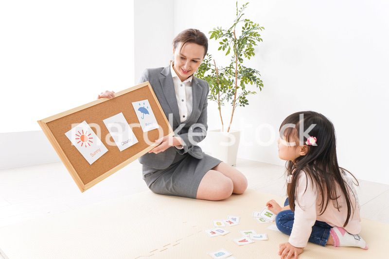 英語教室でネイティブ教師の授業を受ける子ども