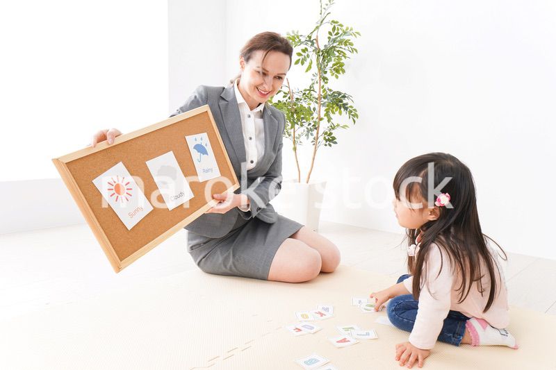 ネイティブスピーカーと英語を勉強する子ども