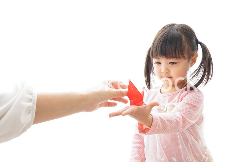 つるの折り紙を持つ子ども