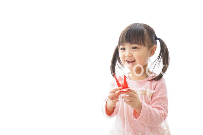 つるの折り紙を持つ子ども