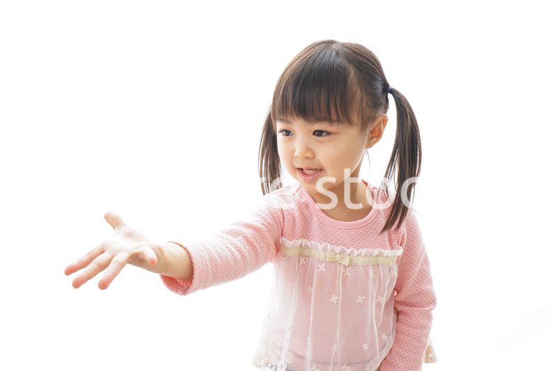 つるの折り紙を持つ子ども