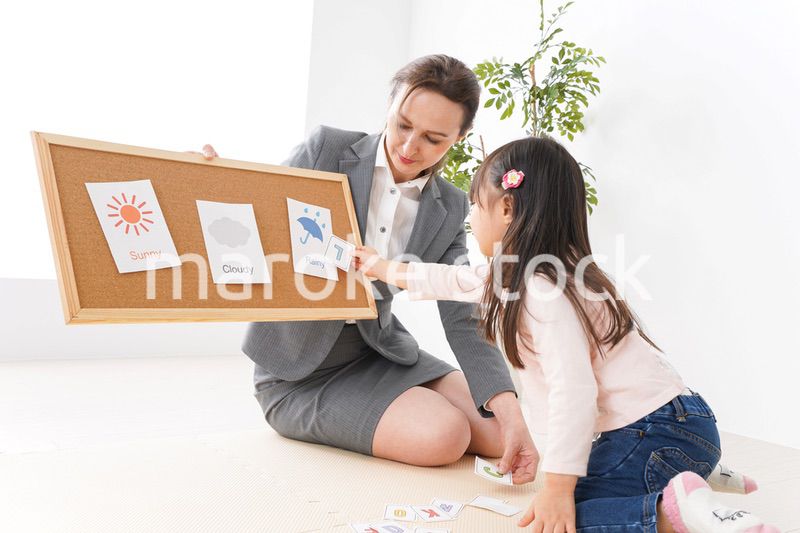 英語教室でネイティブ教師の授業を受ける子ども