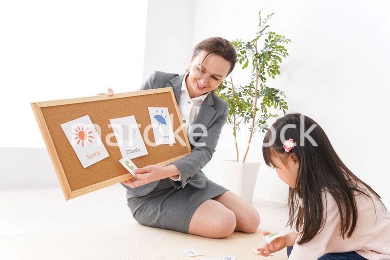 英語教室でネイティブ教師の授業を受ける子ども