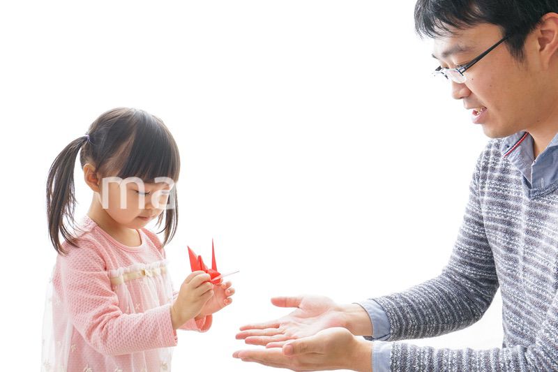 折り紙をする子どもとお父さん