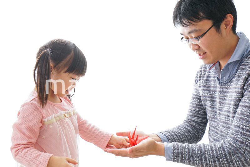 折り紙をする子どもとお父さん
