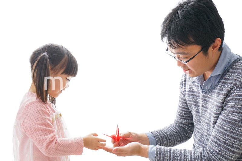折り紙をする子どもとお父さん