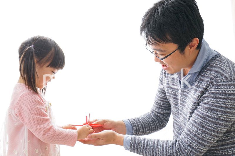 折り紙をする子どもとお父さん