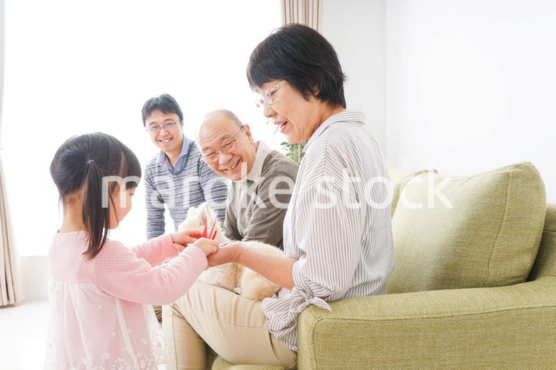 故郷に帰省する子供