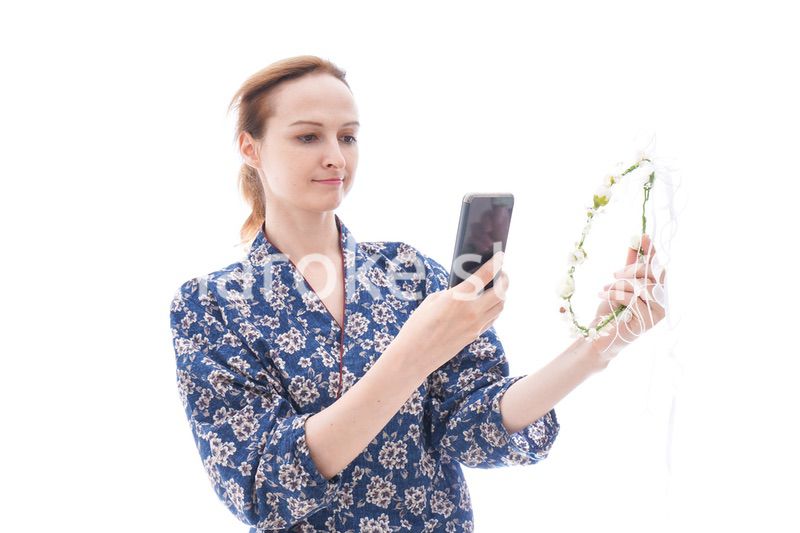 手作りの小物をオンラインマーケットに出品する女性