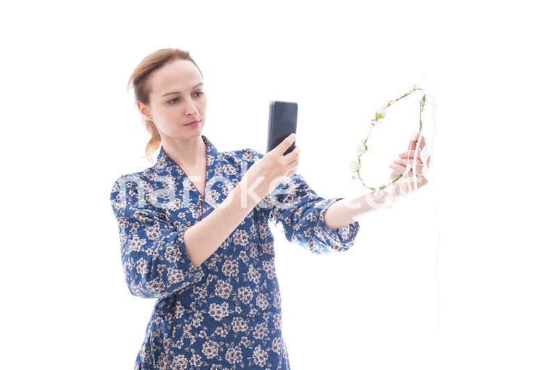 手作りの小物をオンラインマーケットに出品する女性