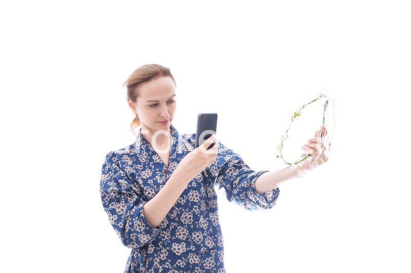 手作りの小物をオンラインマーケットに出品する女性