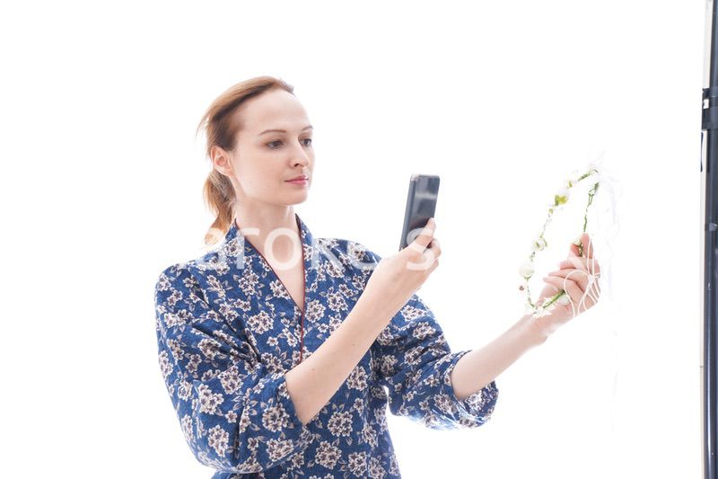 手作りの小物をオンラインマーケットに出品する女性