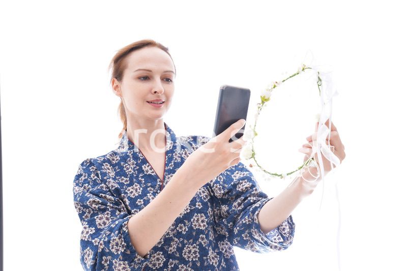 手作りの小物をオンラインマーケットに出品する女性