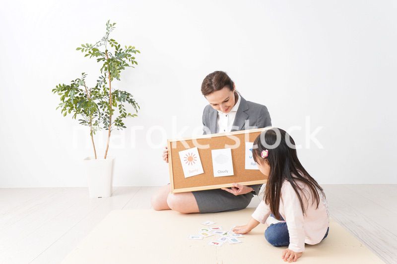 英語教室でネイティブ教師の授業を受ける子ども